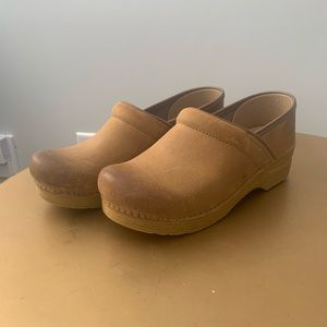 Dansko Clogs Women’s sized 8.5